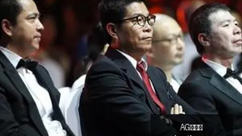 篮球场惊险一幕：弗格投篮击中徐杰脸，杨鸣紧贴闫军
